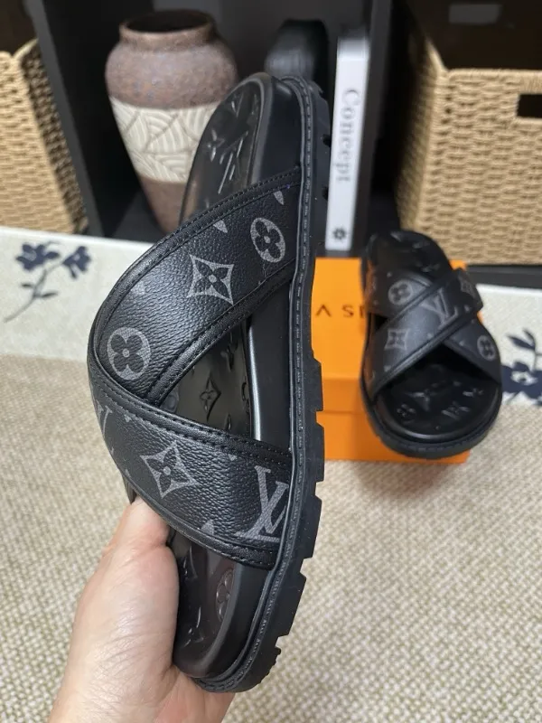 P270🏆Louis Vuitton 🏆[Louis Vuitton] Spring/Summer 2025 [Men's Flip Flops] 🎯🎯As an active family in the fashion industry ⭐ Lv is characterized by bold innovation ⚡Create this casual business style for Chinese fashionable men ✨The fabric is made of imported high-grade cowhide 🔥 Clean and neat ⚡Fashionable and elegant🌹Breathable, sweat-absorbent and deodorant👈So luxurious, high-end and domineering. 👍Must be sold if you repost the picture. Number of yards: 38--46. Color: 🎉 For large quantities. Welcome to repost.